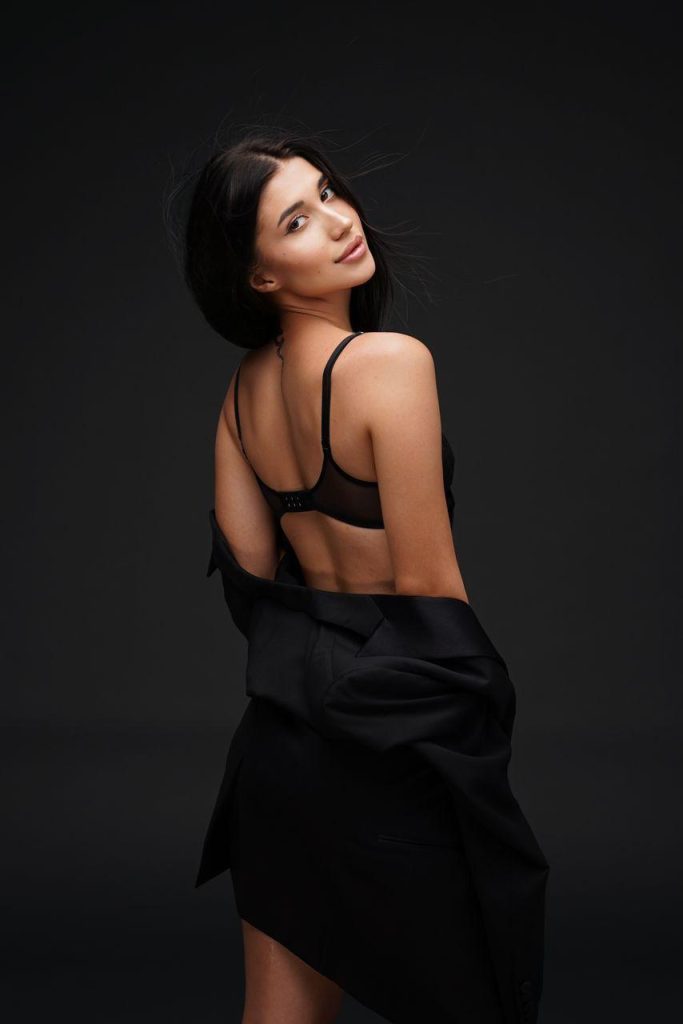 Эскортница Амина